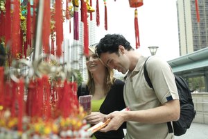 Una pareja observando objetos de una feria en Hong Kong