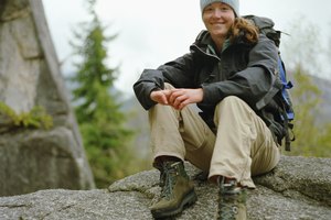 Las botas más pesadas de excursión pueden proteger tus tobillos si estás caminando a través de arbustos gruesos.