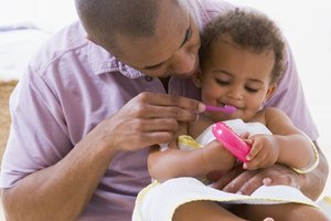 Cepillar los dientes de tu niño pequeño puede evitar problemas en el futuro.