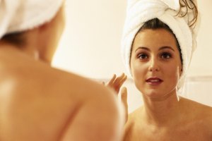 Relájate mientras acondicionas profundamente tu cabello con un tratamiento con una toalla caliente.