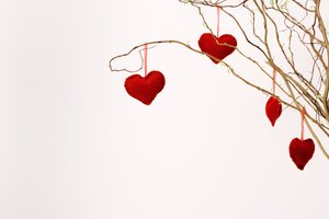 Los corazones de san valentín palpitan cuando se brinda un regalo hecho a mano.