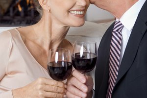 El consumo moderado de vino tinto es una mejor opción para los beneficios cardiovasculares que la cerveza o el licor.