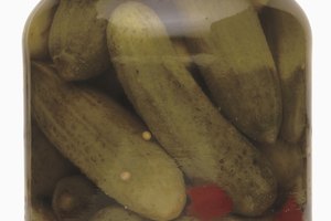 Los pepinillos pueden ir bien con un emparedado, pero el jugo que sobra no servirá de mucho para matar a las bacterias estomacales.