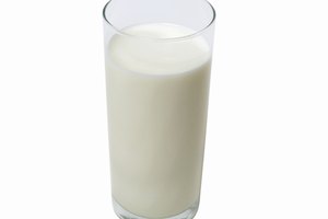 La población antigua podría haber descubierto el cuajo mediante el almacenamiento de leche fresca en una bolsa hecha del estómago de un animal joven, tal como un cordero o de ternera.