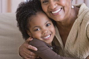 Niña cuidando de su abuela luego de estar en el hospital.