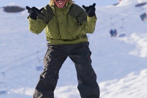 Un snowboarder realizando un backside boardslide.