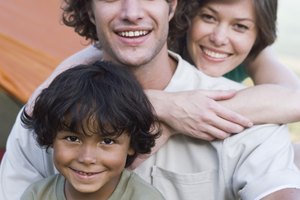 Los padres de crianza proveen arreglos de vivienda temporales para los niños que fueron desplazados de sus familias naturales.