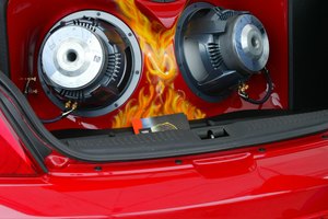 Los subwoofers de 2 y 4 ohmios deben cumplir con metas específicas de instalación.