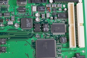El ROM BIOS y el CMOS RAM están localizados en el tablero de circuitos del sistema.