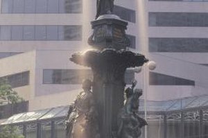 Comstock/Comstock/Getty Images Fountain Square is a popular place for Cincinnatti tourists and features events, conerts and contests throughout the year.