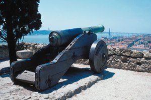 Empieza con una caminata mañanera colina arriba al Castillo de San Jorge.