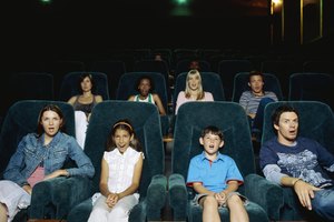 Da a tu familia una serie de pautas antes de salir al cine.