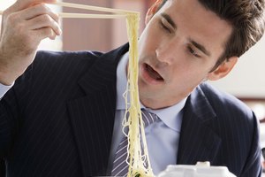 Los fideos de Singapur son bajos en grasas.