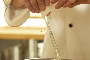 Limita o evita comer comidas que puedan aumentar el colesterol, tales como yema de huevo.