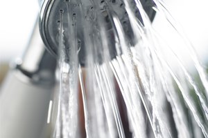 Una ducha fría disminuirá tu temperatura corporal con rapidez.