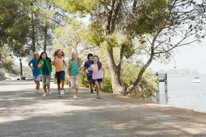 Si no quieres correr descalzo, cualquier par de zapatos para correr te ayudará.