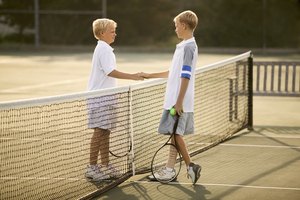 Lleva a tu hijo a una tienda de artículos de tenis o a un profesional de enseñanza si no estás seguro del mejor tamaño de raqueta.