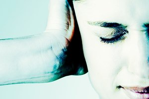 Una migraña por lo general consiste en un dolor punzante o latente en un lado de la cabeza, acompañado de sensibilidad a la luz y el sonido y náuseas
