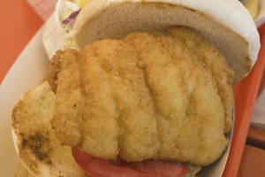 Cuando fríes pescado, agrega mantequilla al aceite para un sabor adicional.