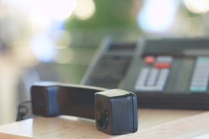 El Panasonic KX-T7030 es un teléfono de manos libres que puede mostrar 12 líneas.