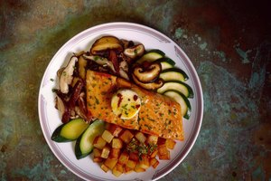 Cocina el pescado a una temperatura interna de 145 grados Fahrenheit.