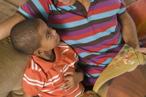 Leerle en voz alta a tu hijo es una forma sencilla de participar.