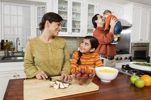 Ilustra a tus hijos acerca de los peligros potenciales en la cocina.