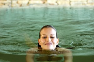 Al nadar entra agua en tus oídos y allí puede quedar atrapada.
