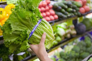 La lechuga contiene más vitamina A, pero menos vitamina C que la col.