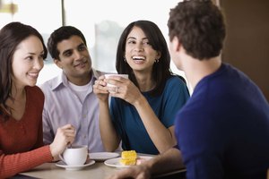 Las respuestas públicas a los mensajes en Twitter atrae a las personas a una conversación.