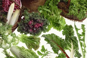 La col rizada, la espinaca y el diente de león están repletas de vitaminas A y K.