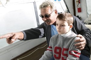 El navegar un barco es una oportunidad emocionante para muchos niños.