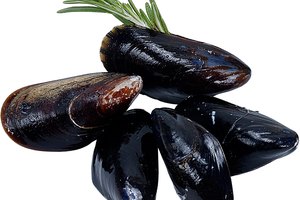 Si los mejillones no se abren después de cocinarlos, deséchalos.