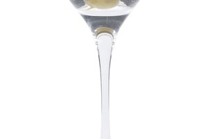 Un martini de ginebra tiene aproximadamente 125 calorías.