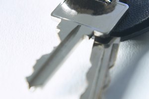 Toma la llave de transpondedor y coloca la cabeza de plástico en un alicate.
