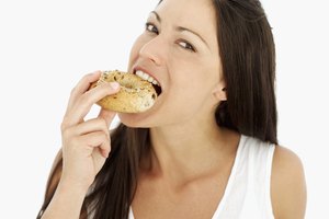 Por sí mismo, tu bagel es una comida baja en calorías.