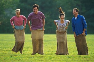 Las carreras de sacos son una actividad divertida para el día de campo.