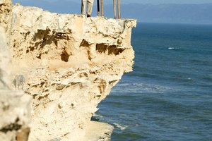 Este acantilado muestra cómo el océano ha erosionado lentamente ciertas porciones.