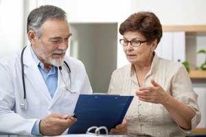 Paciente hablando con el médico.