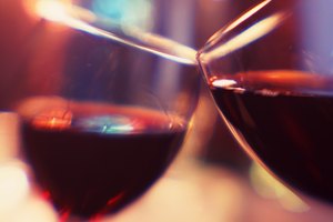 El vino oporto es un vino tinto oscuro que generalmente se disfruta como vino de postres.