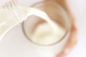 La leche y el yogur en los batidos ofrecen calcio, vitamina D, fósforo y potasio.