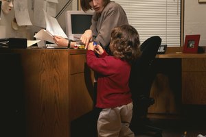 Encuentra actividades que mantengan a tu hijo ocupado y reduzcan las interrupciones.