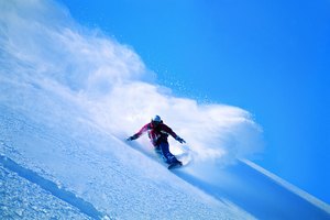 Realiza giros patinando para estar en la cima de la nieve cuando andas en nieve polvo.