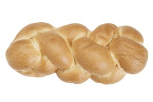 Trenzar piezas de masa para pan elimina la necesidad de un molde para pan.