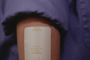 El parche de nicotina reduce el antojo de cigarrillos.