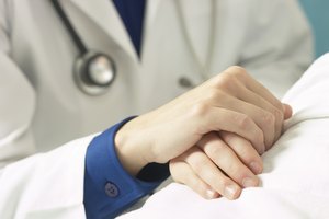 En cualquier caso, un médico o profesional de la salud te ayudará a decidir qué tipo de tratamiento para el dolor puede proporcionar algún alivio.
