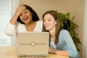 Puedes jugarle bromas a tus amigos a través de Internet.