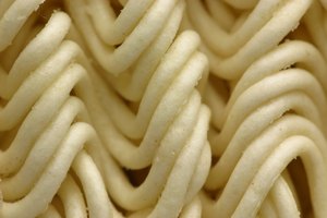 Añade huevos a tu sopa instantánea para tener proteínas adicionales.
