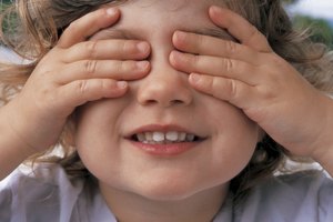 Peek-a-boo es un juego divertido para los niños entre 7 y 9 meses, que enseña a las jóvenes mentes que los objetos siguen existiendo aunque desaparezcan.