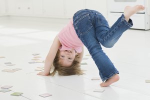 Distrae a tu hijo pequeño con una actividad más calmada.